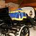 La carrozza reale con un manto di velluto blu e dorato che avvolge il sedile del cocchiere